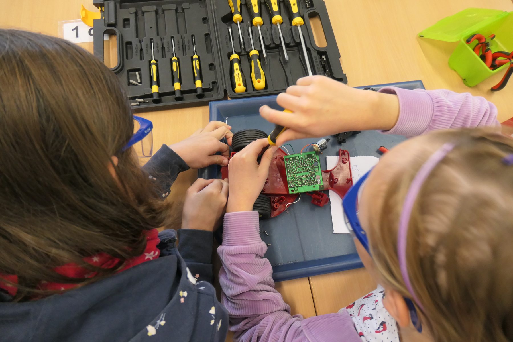 2025-Herbstferien Workshop Tueftlerinnen - Clement Stiftung - Zontas