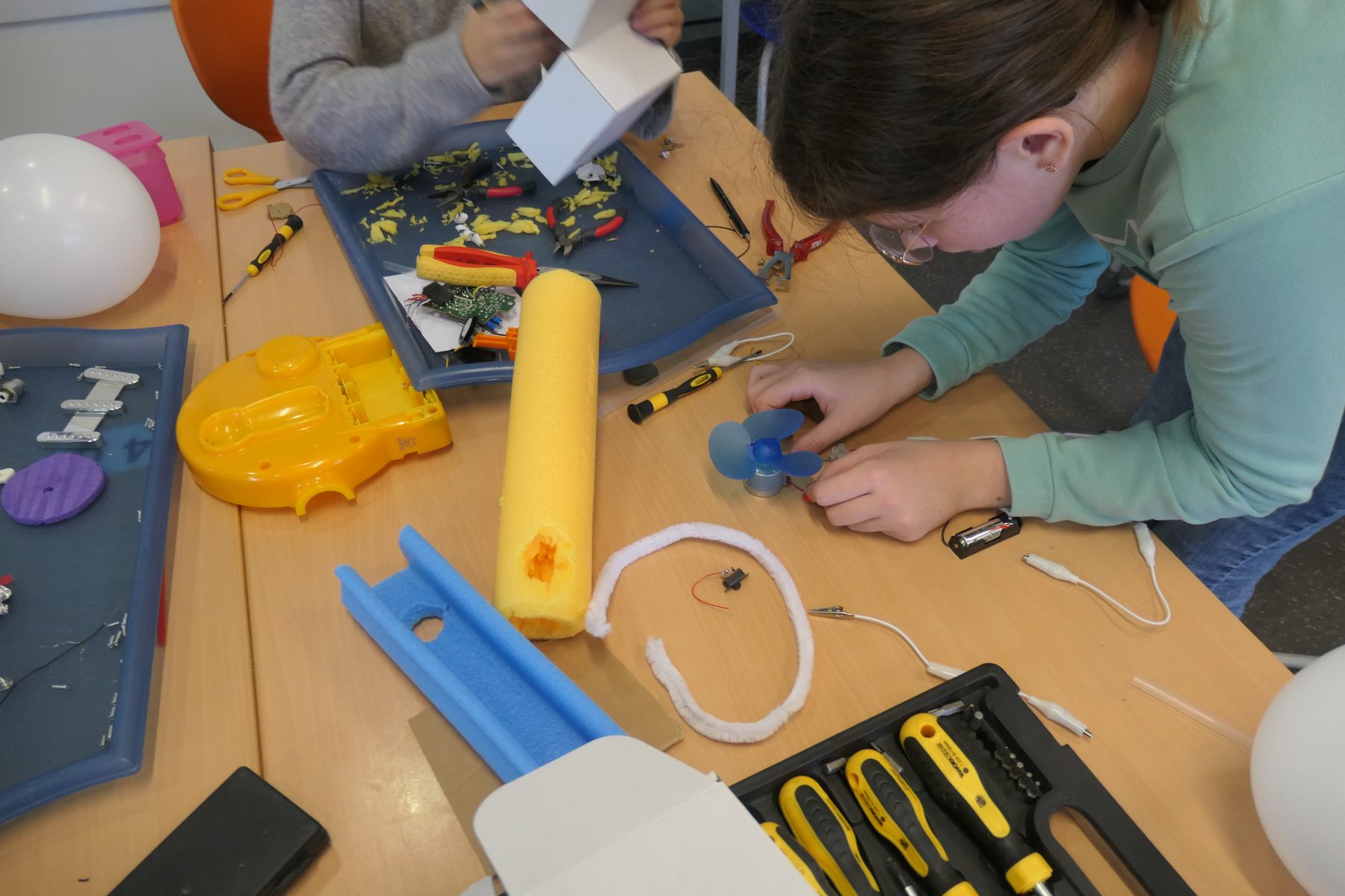 2025-Herbstferien Workshop Tueftlerinnen - Clement Stiftung - Zontas