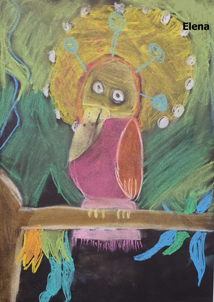 Gemalter Paradiesvogel mit buntem Federkranz auf einem Ast – Kinderbild aus dem Märchen-Kunst-Projekt